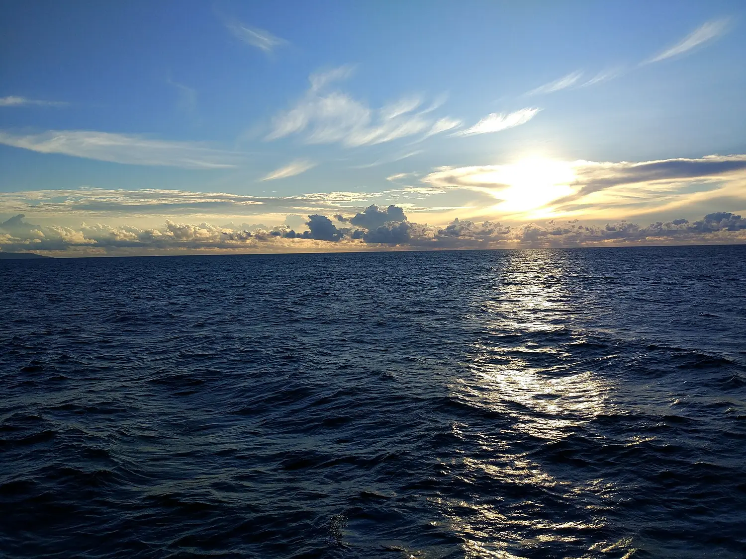 Senja di laut Bacan
