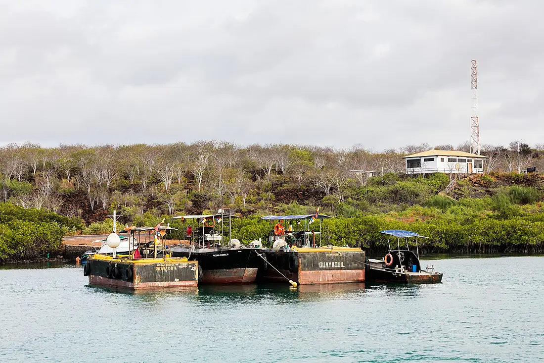 Estación de gasolina náutica, isla Baltra, islas Galápagos, Ecuador, 2015-07-23, DD 44
