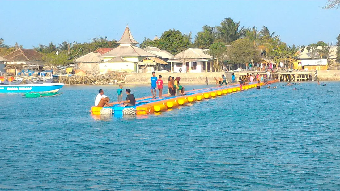 Dermaga Apung di Pulau Gili Noko Bawean