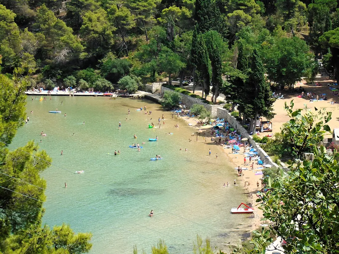 Nepristupačna plaža Lovrečina kod Postire na Braču
