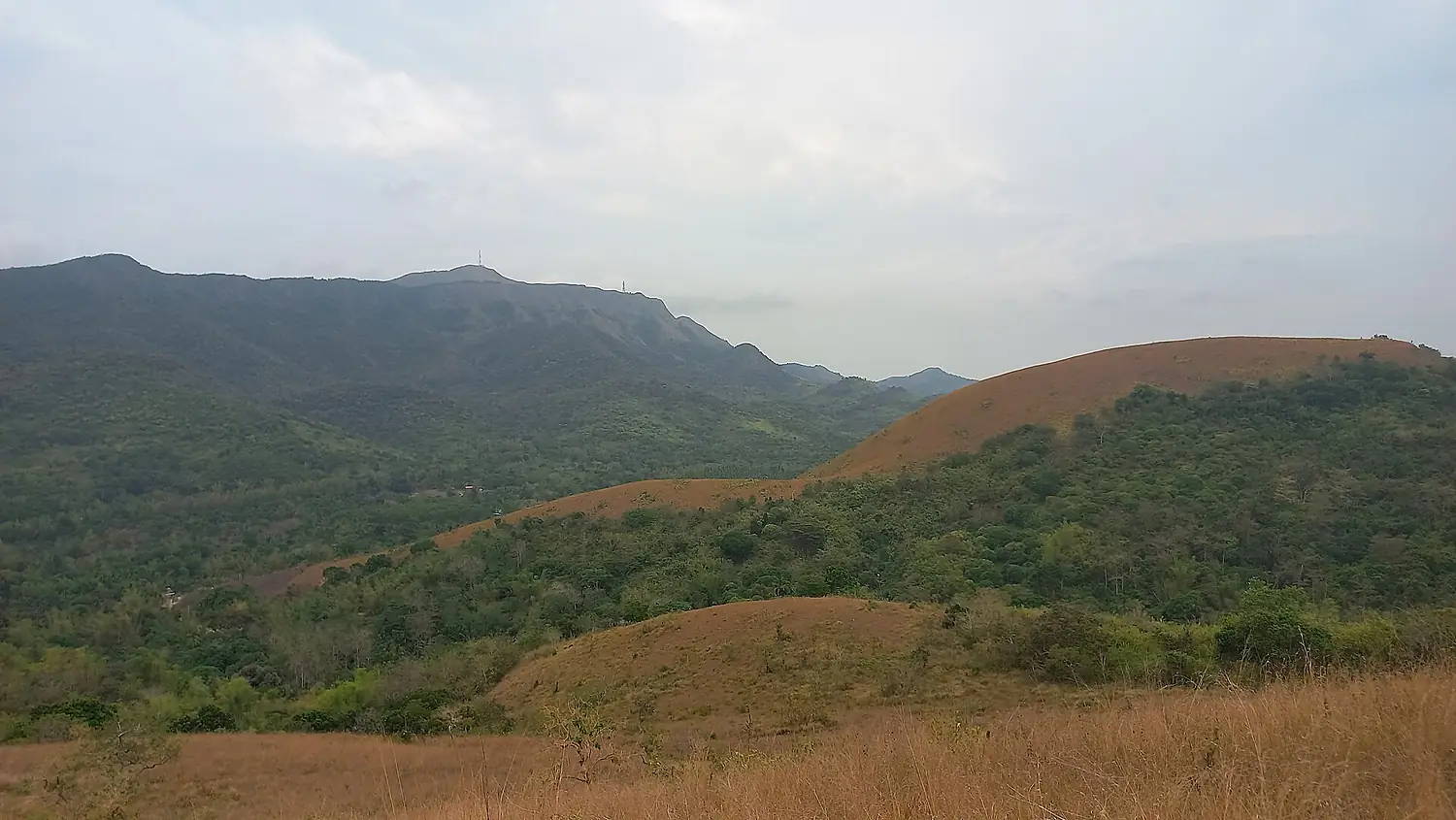 Bundok Dalara mula sa tuktok ng Bundok Tapyas, Bayan ng Coron, Isla ng Busuanga, Lalawigan ng Palawan