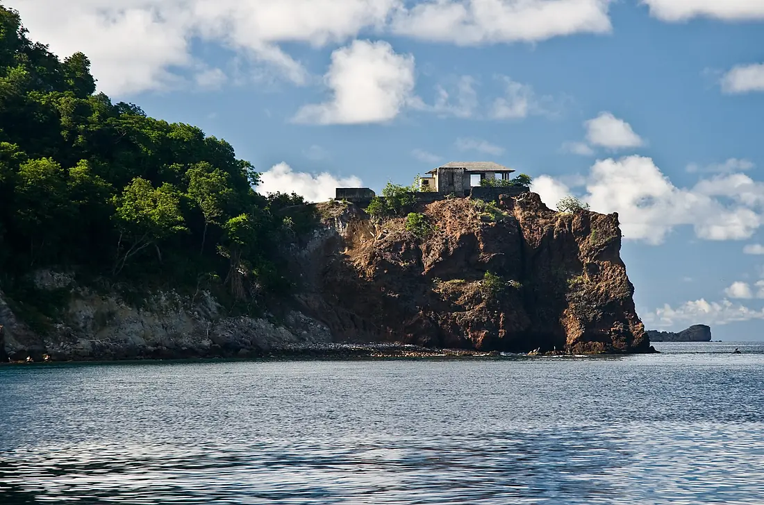 Empty Building on Cliffs at the Western Tip of Carriacou - panoramio