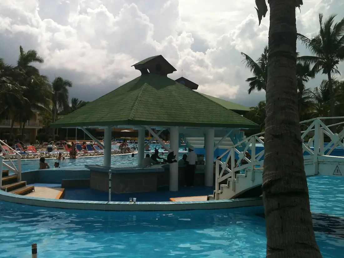 Bar piscina tryp cayo coco.. - panoramio