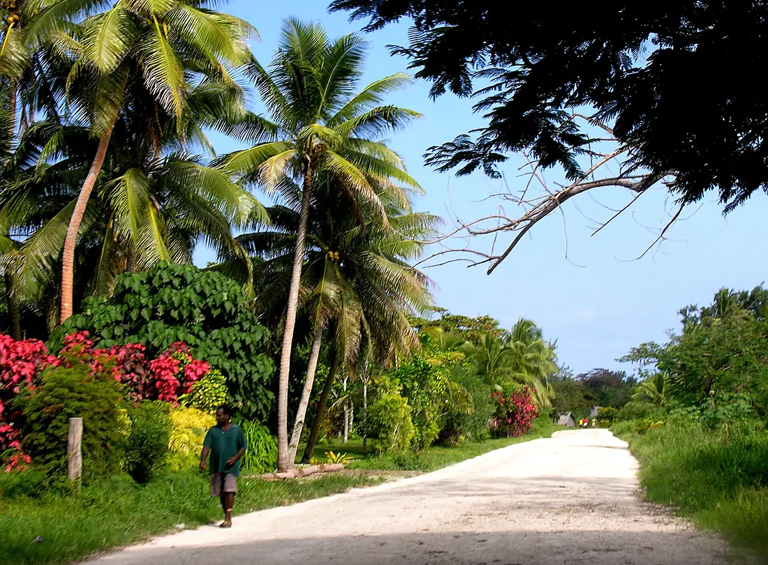 Approaching Eton, Efate, Vanuatu, 4 June 2006 - Flickr - PhillipC