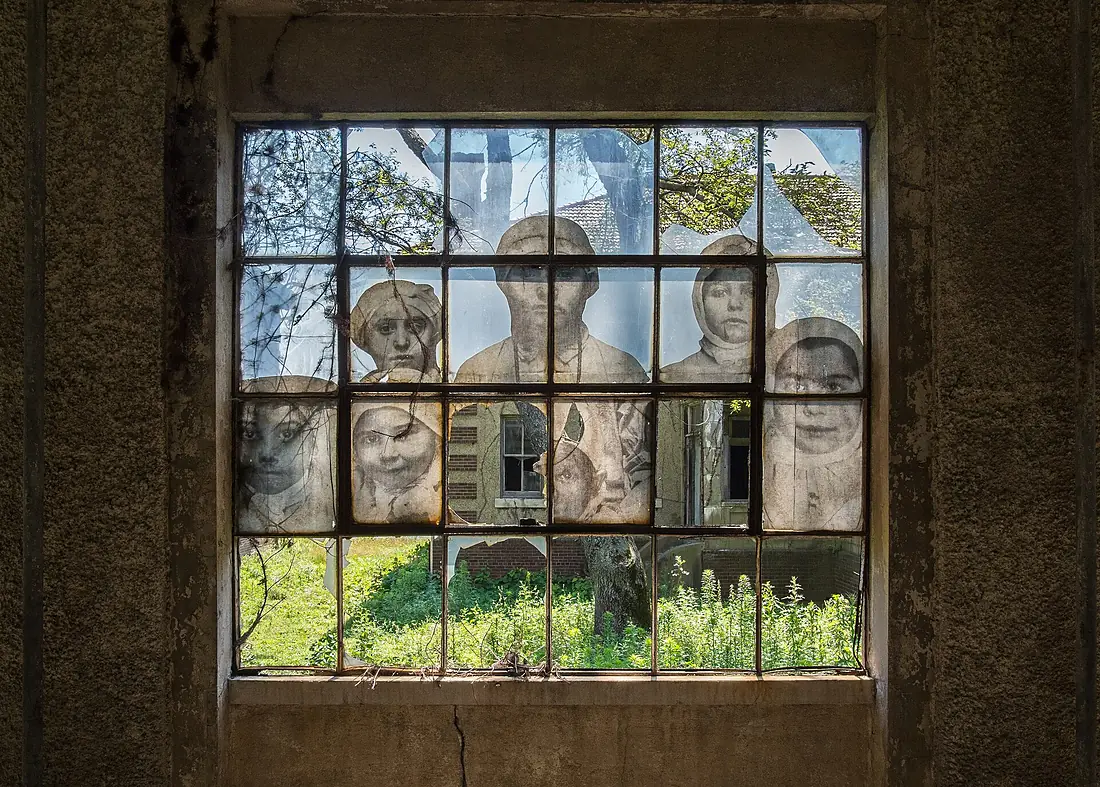 Ellis Island hospital window mural (01897)