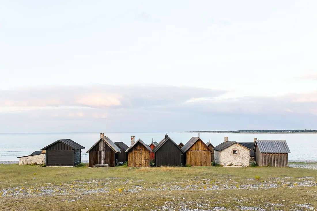 Fårö houses (Unsplash)