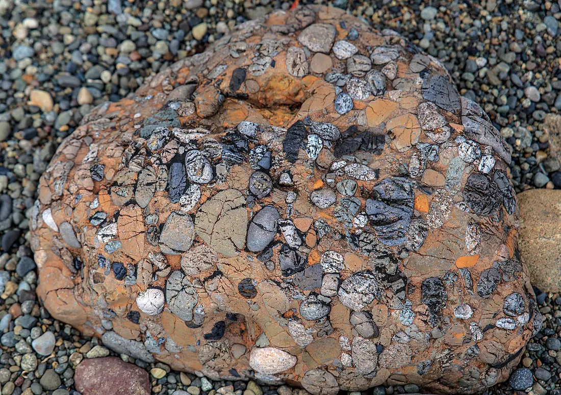 Haida Gwaii (Queen Charlotte Islands) - Graham Island - interesting rocks on the Hecate Strait shoreline near Balance Rock - (21549016392)