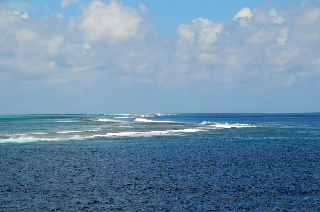 Approaching Huahine, atoll pass to Tahateao - panoramio
