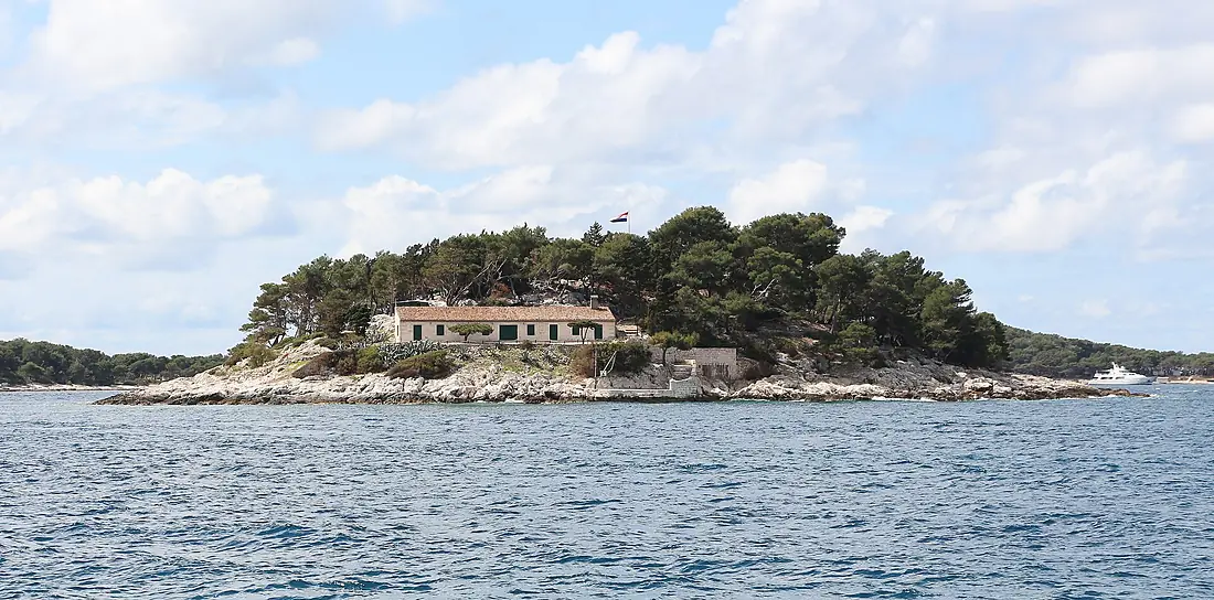 Gališnik Island, Hvar