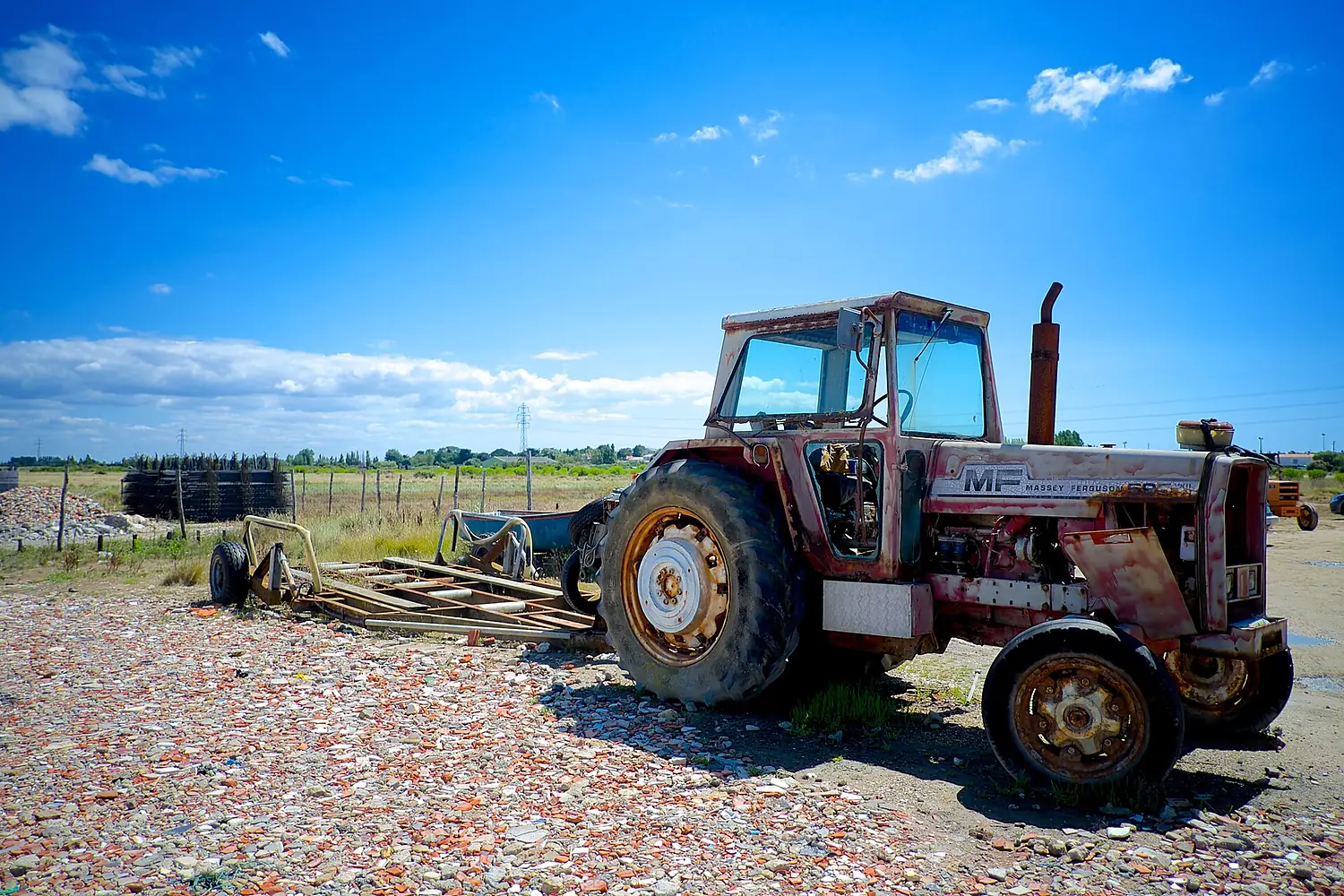 Old tractor in Noirmoutier (20428963662)