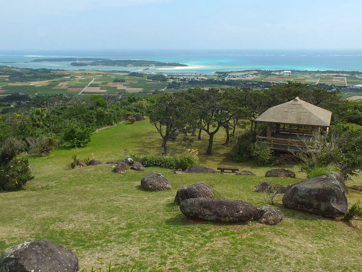 Tounnahajou-Kumejima, Okinawa（登武那覇城からみる奥武島、はての浜）DSCF6530