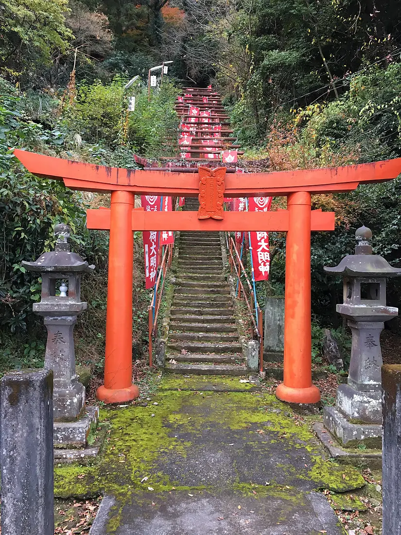 Zugang zu einem Schrein in Kyushu Japan