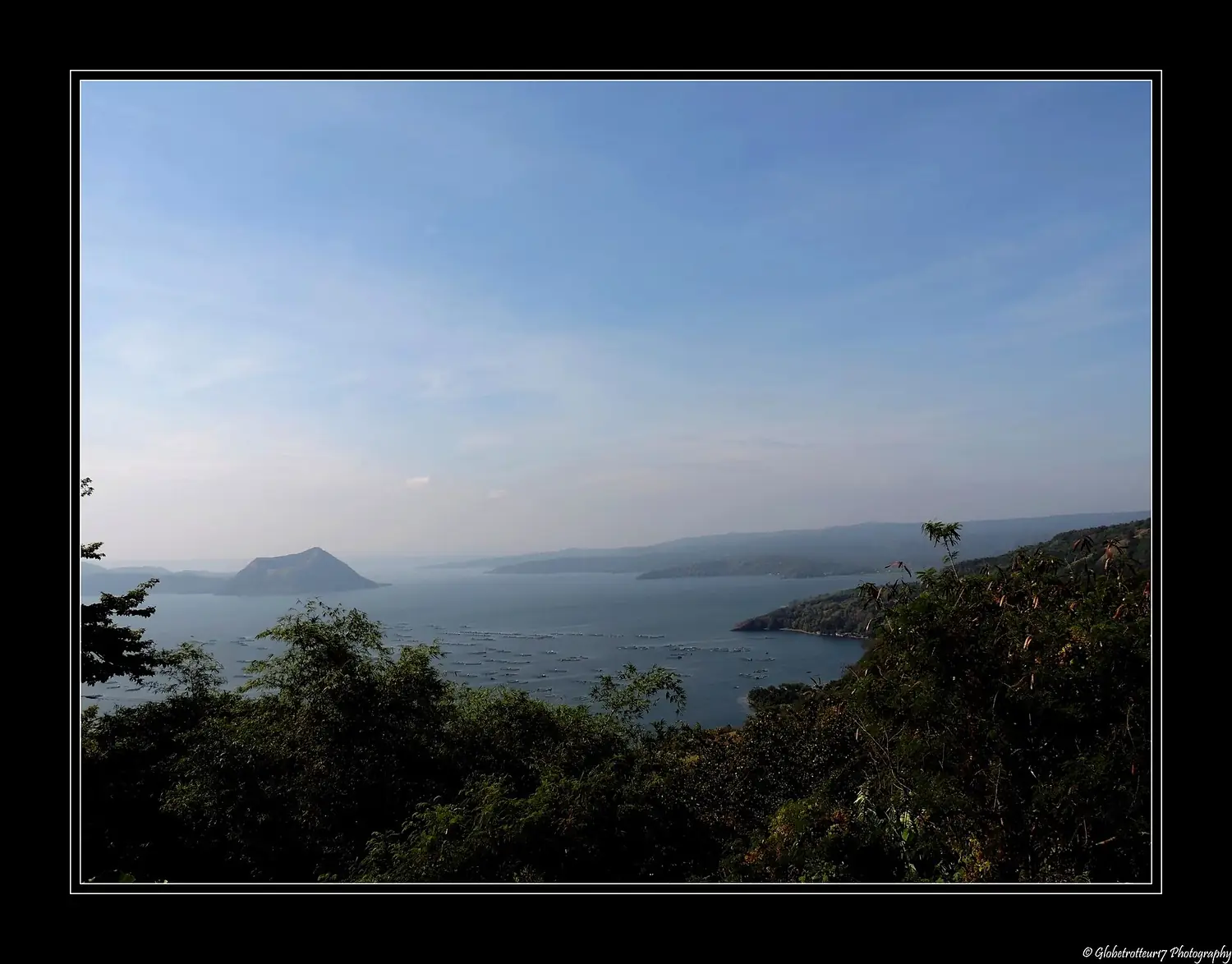 Le lac Taal avec sur la gauche le Binintiang Malaki (cône volcanique)- Luzon- Philippines. (49377784036)