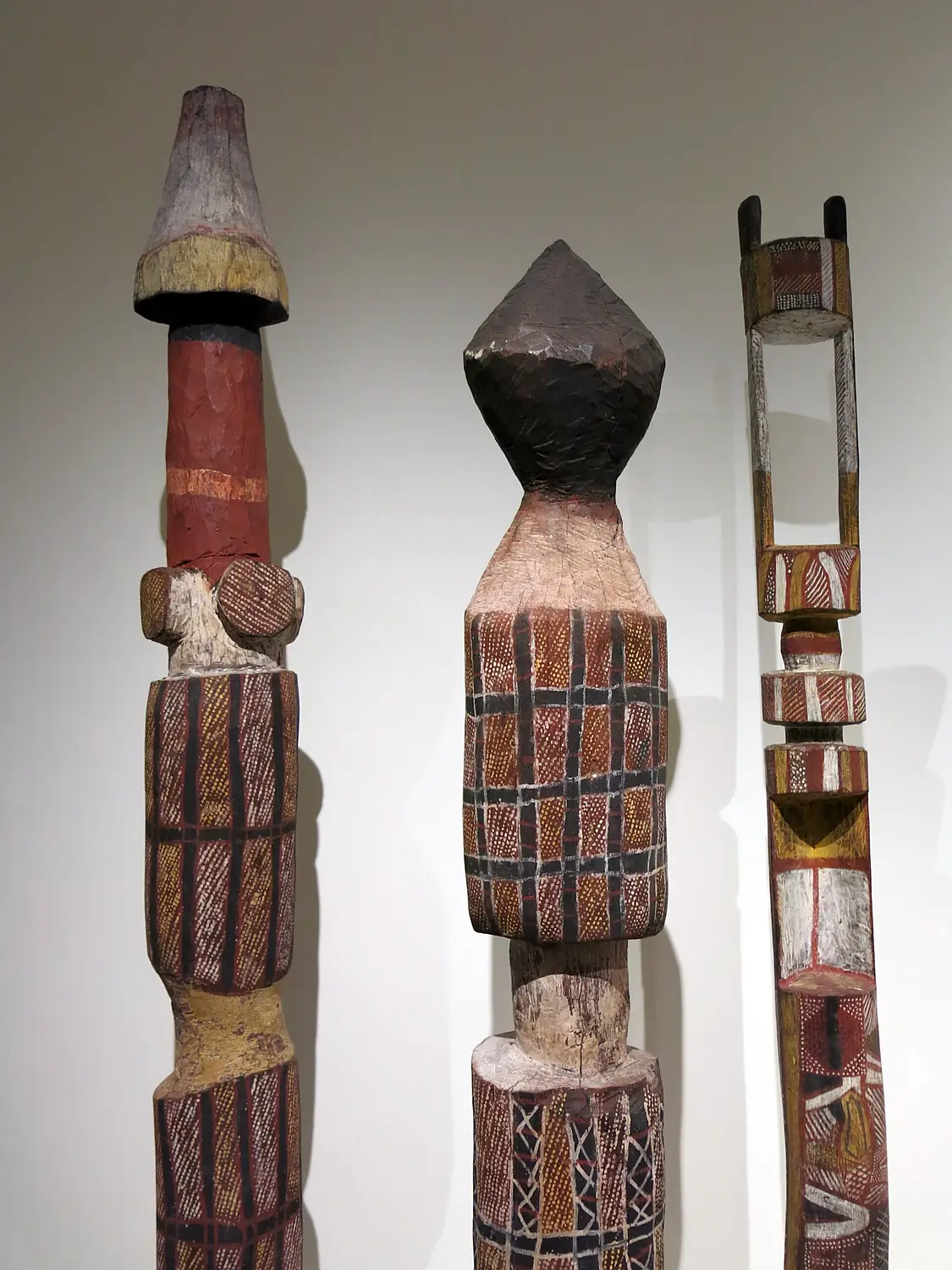 127 Museu de Cultures del Món (Barcelona), pals funeraris tiwi, illa de Melville, Austràlia