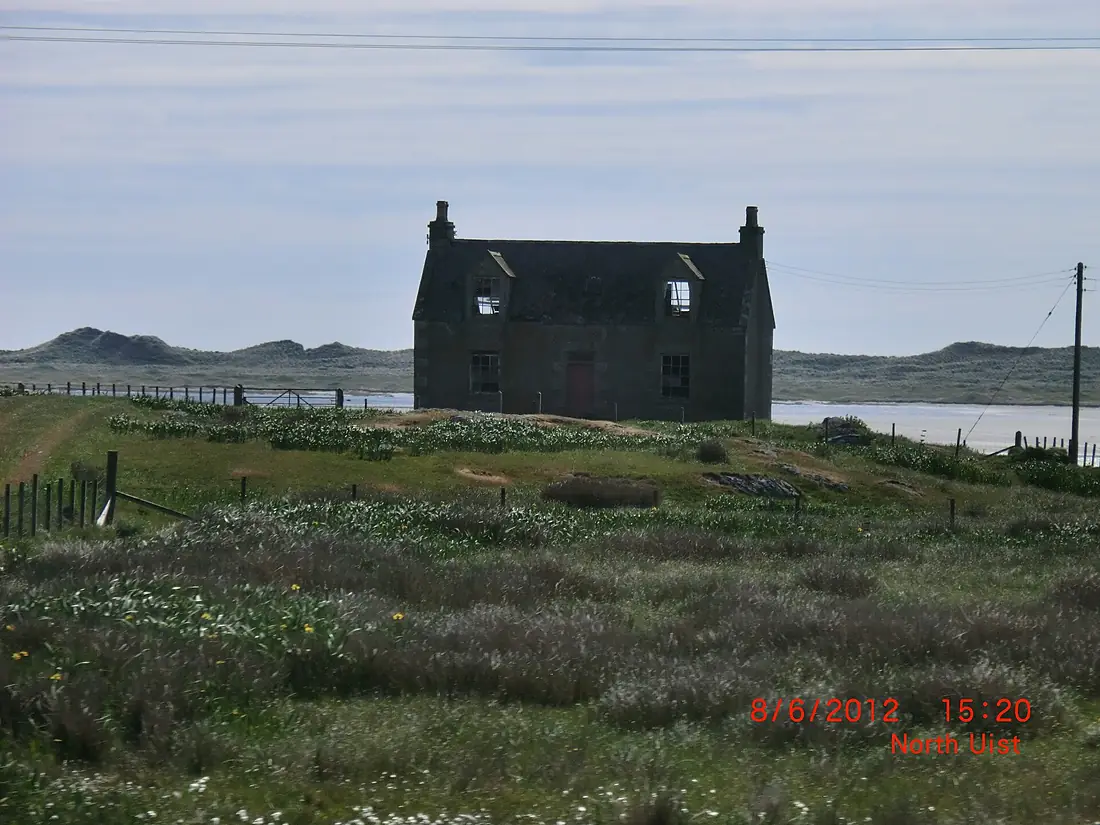 Abandoned 2 Storey Cottage on North Uist - panoramio