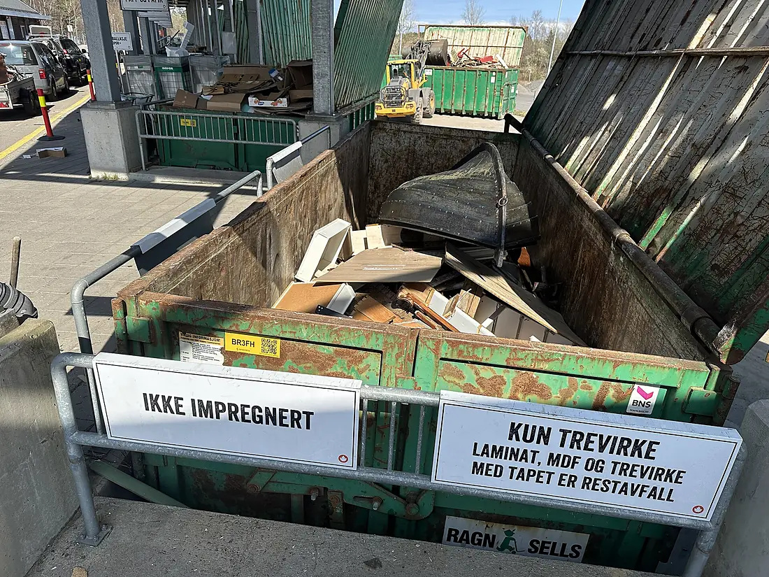 Lofterød gjenvinningsstasjon (waste management station).) Færder Nøtterøy Norway avfallsmottak kun trevirke (timber) ikke impregnert robåt container 2026-04-17 IMG 3752