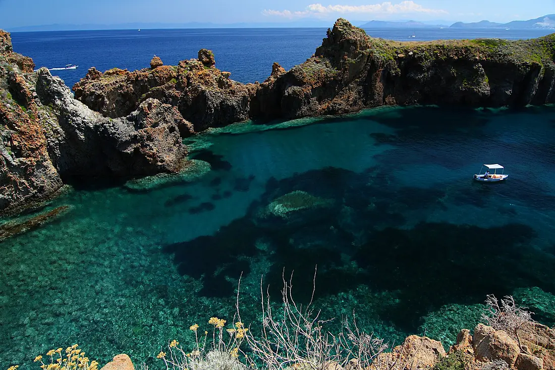 Panarea -vista dal villaggio preistorico (2)