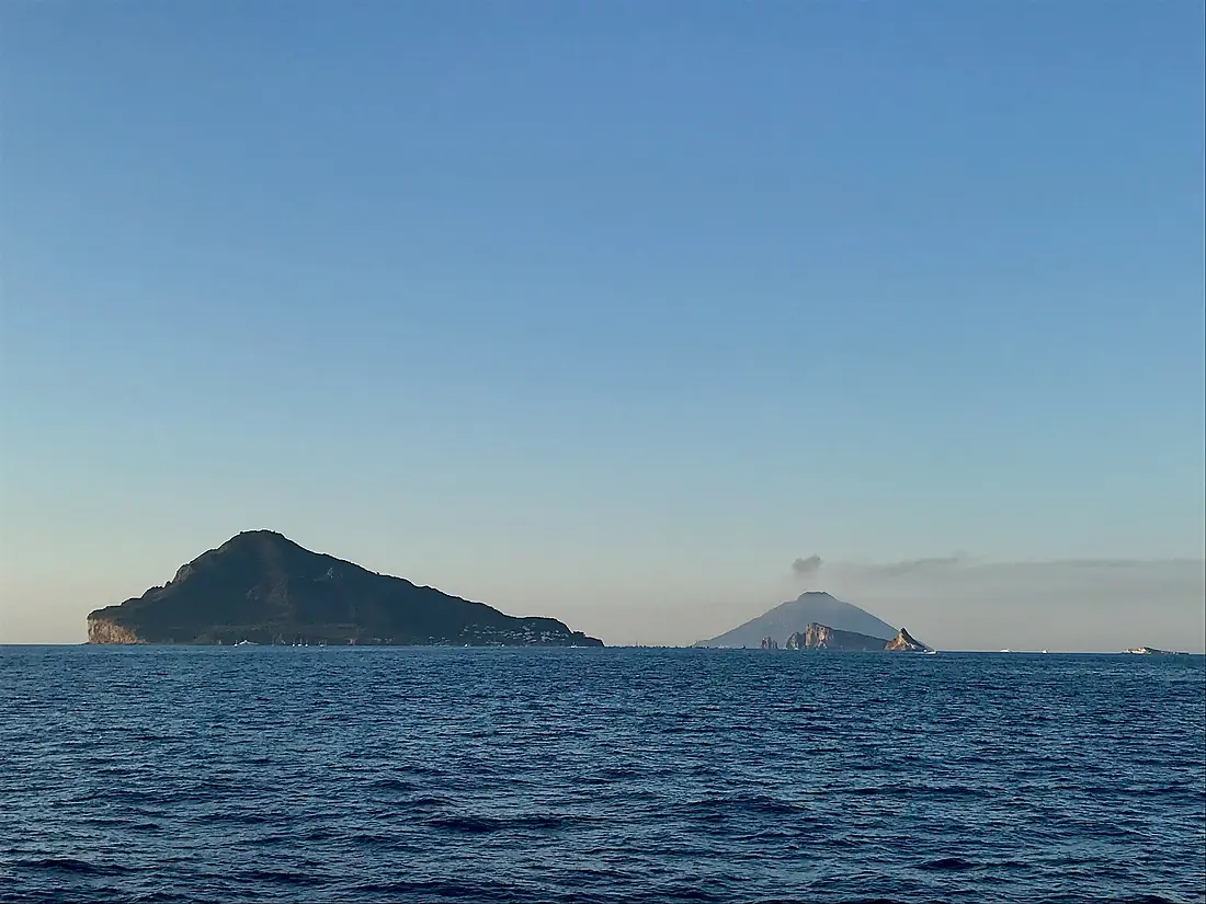 Isola di Panarea - Basiluzzo - Lisca bianca e nera Dattilo e Stromboli visti dal mare by Stephen Kleckner