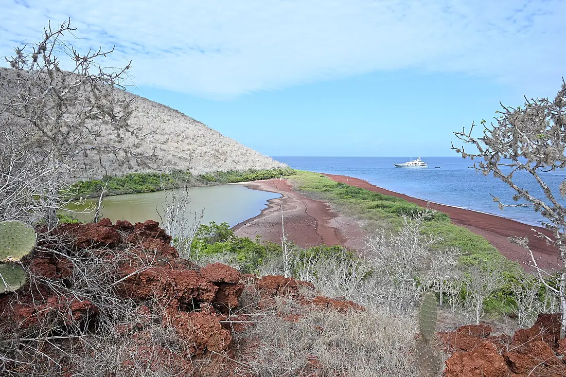 318 Rabida - lake and red beach