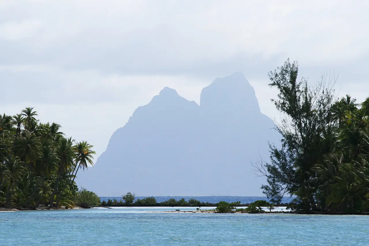 Bora-Bora vue de Raiatea