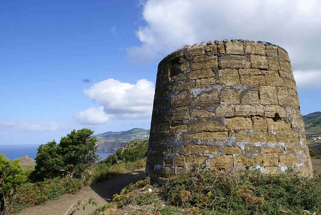 Antigo moinho de vento, Morro das Velas, Velas, ilha de São Jorge, Açores