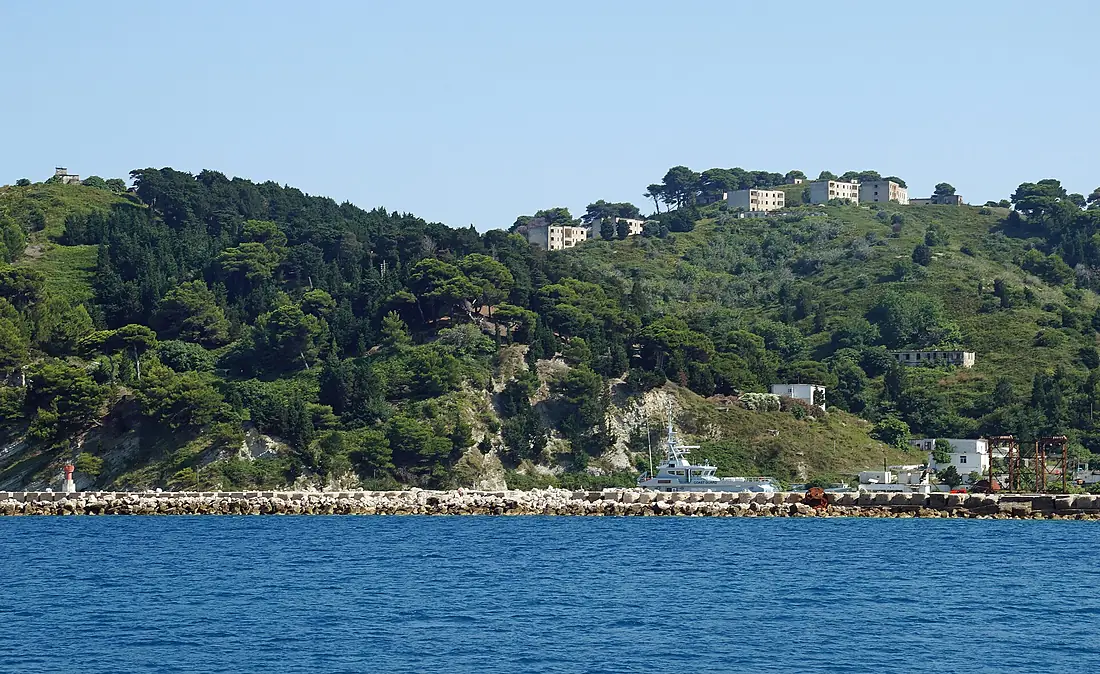 Sazan, godinet dhe port