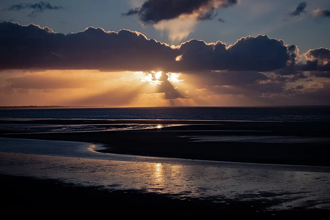 Blick aufs Wattenmeer im Nationalpark Niedersächsisches Wattenmeer (Spiekeroog) bei Abenddämmerung