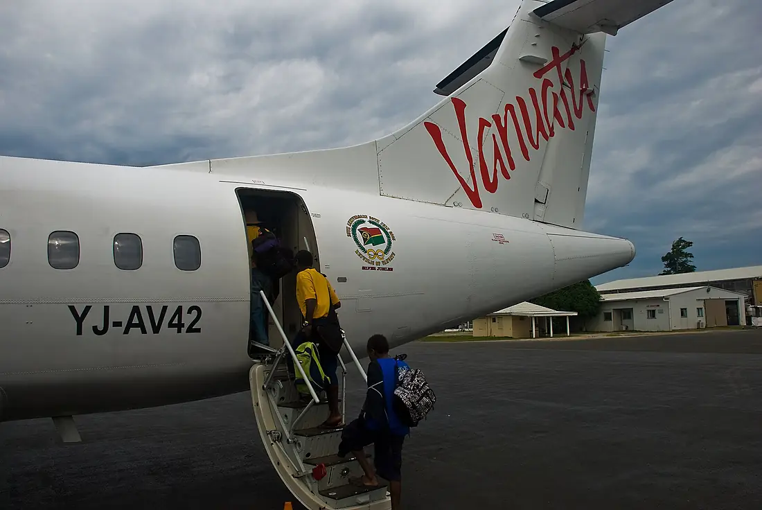 Boarding for Tanna, Port Vila, Vanuatu, 11 June 2009 (3620646562)