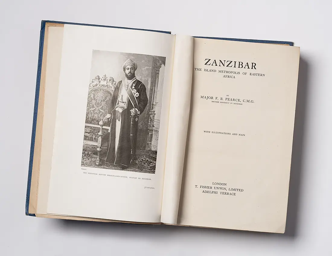 Boek getiteld Zanzibar The island metropolis of Eastern Africa, uit bibliotheek Said-Ruete (frontispiece met foto)