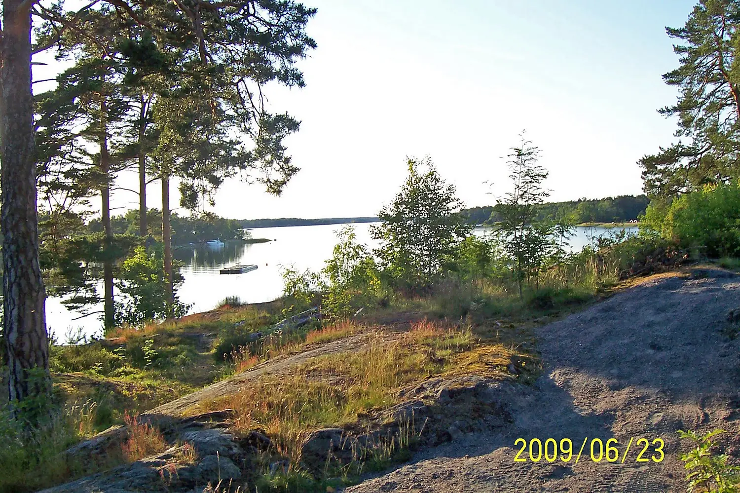 Djurö By, Värmdö. En vacker vårvy från restaurangen i Djurhamn. - panoramio