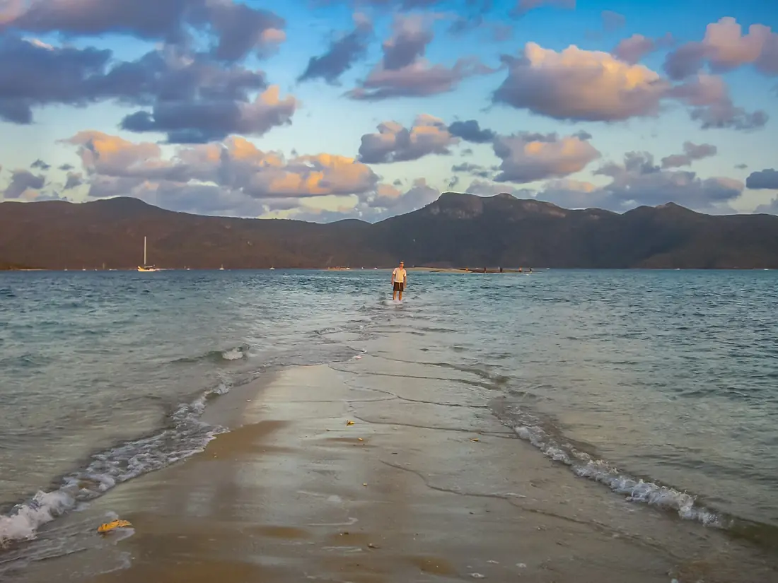 Sandbank Whitsunday Islands (23979815012)